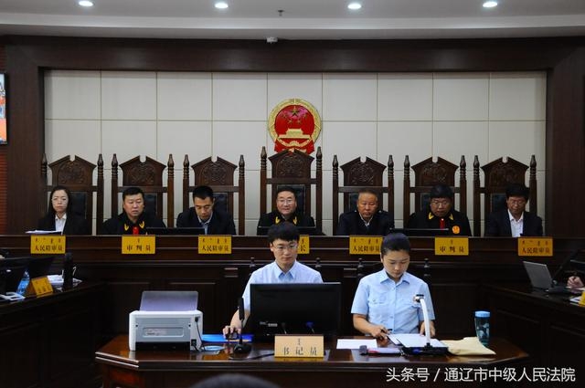通辽中院首次组成七人合议庭开庭审理案件-2.jpg