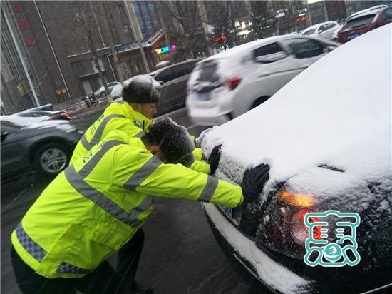 通辽市交管支队全员上路积极应对大风降雪天气-1.jpg