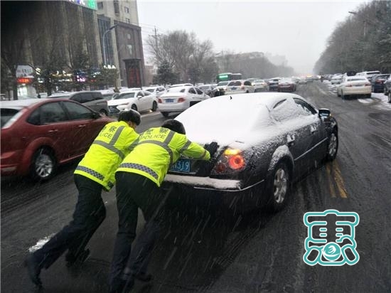 通辽市交管支队全员上路积极应对大风降雪天气-4.jpg