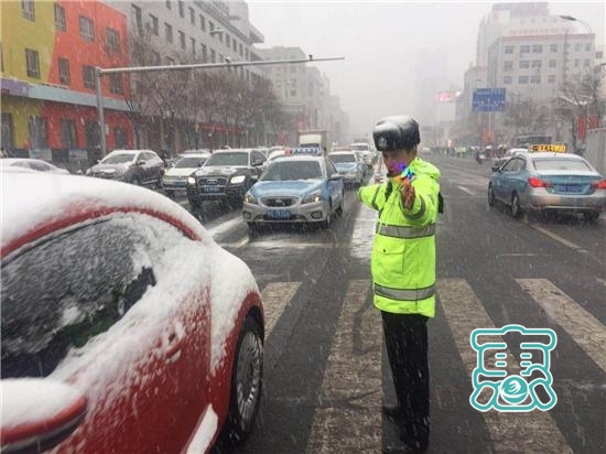 通辽市交管支队全员上路积极应对大风降雪天气-2.jpg