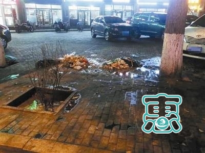 沿街饭店乱倒泔水垃圾 汤汤水水流一地-1.jpg