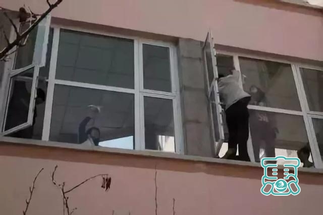 基层好故事‖惊险！内蒙古一女子擦玻璃失足坠楼，悬空卡在四楼……-3.jpg