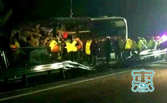 内蒙古牙克石境内一大巴车与货车相撞已致12人死亡-1.jpg