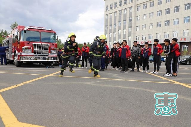 开发区消防深入职业学院开展“趣味消防”宣传活动-4.jpg
