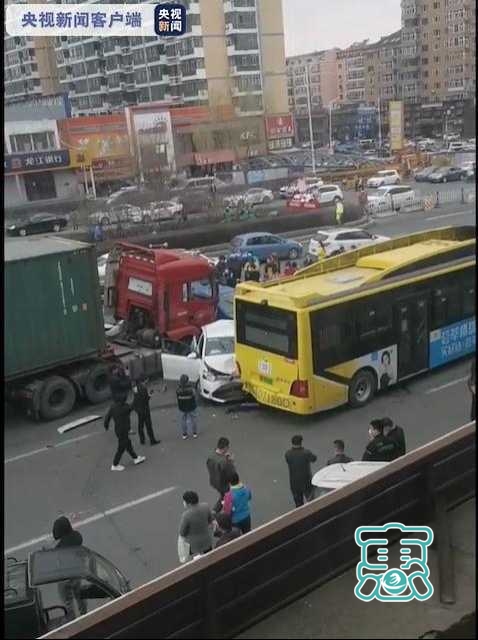 黑龙江哈尔滨一重型半挂牵引车与多车刮撞 致2人受伤21车受损-1.jpg