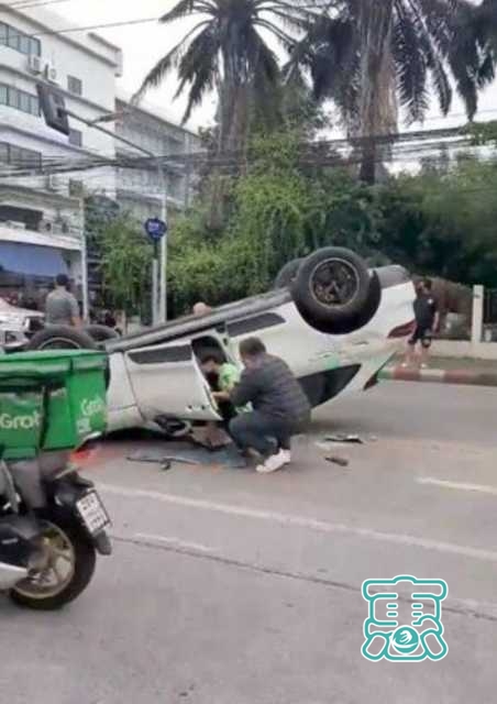 26岁男星发生车祸！车子180度翻倒在路中央，路人及时救助送医院-2.jpg