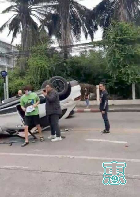 26岁男星发生车祸！车子180度翻倒在路中央，路人及时救助送医院-3.jpg