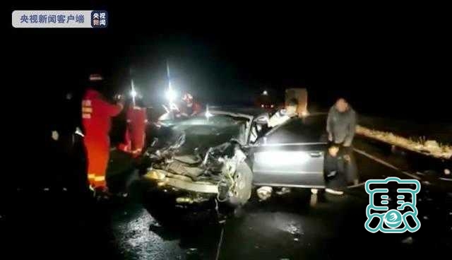 内蒙古锡林郭勒208国道两车相撞致4人被困 消防紧急救援-1.jpg