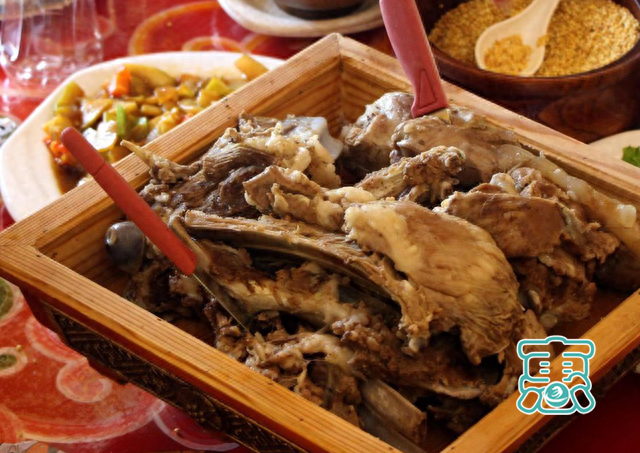 内蒙古12盟市的代表美食，“超硬核”蒙餐当之无愧，是吃肉的行家-1.jpg