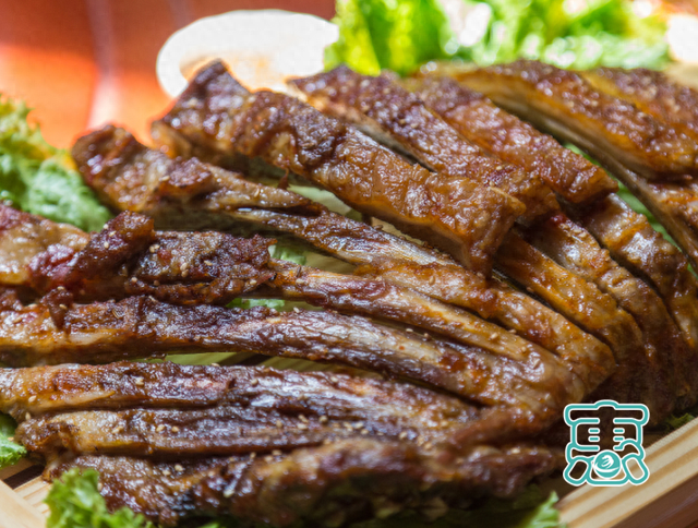 内蒙古12盟市的代表美食，“超硬核”蒙餐当之无愧，是吃肉的行家-5.jpg