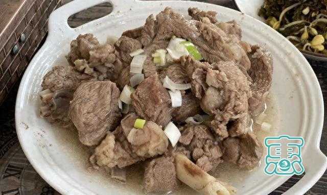 内蒙古12个盟市的名菜，“硬核”蒙餐当之无愧，都是吃肉的好手-7.jpg