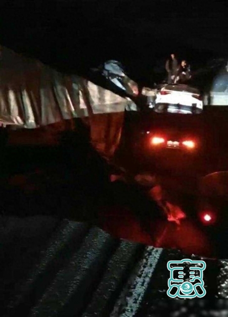 4车坠落致2死4伤 内蒙古一高速路塌陷-1.jpg