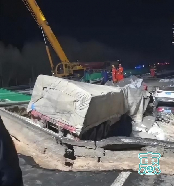 内蒙古一高速公路突然塌陷，4辆车坠落致3人死亡，4人受伤！-2.jpg