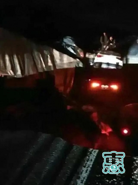 突发，内蒙古一高速路大桥路面塌陷，多辆汽车陷入，多人死伤！-4.jpg