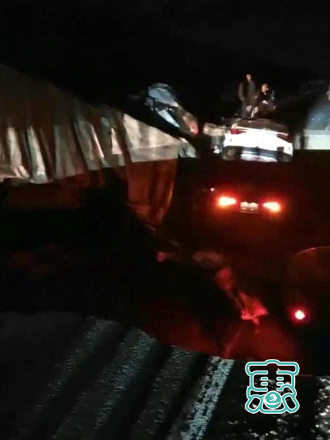 祸从天降？内蒙古的高速路面塌陷多车被困，2人死亡，多人受伤-1.jpg
