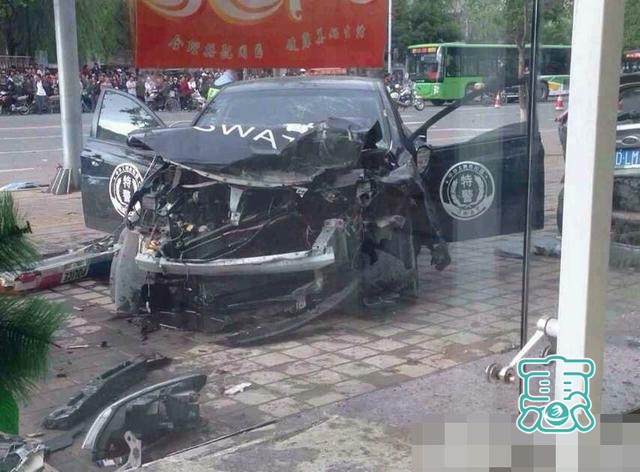 祸从天降？内蒙古的高速路面塌陷多车被困，2人死亡，多人受伤-7.jpg