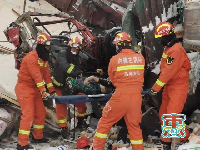 祸从天降？内蒙古的高速路面塌陷多车被困，2人死亡，多人受伤-6.jpg