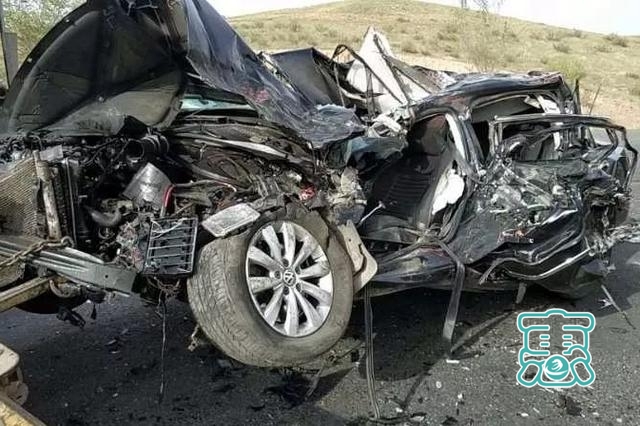祸从天降？内蒙古的高速路面塌陷多车被困，2人死亡，多人受伤-9.jpg