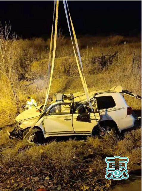 祸从天降？内蒙古的高速路面塌陷多车被困，2人死亡，多人受伤-10.jpg