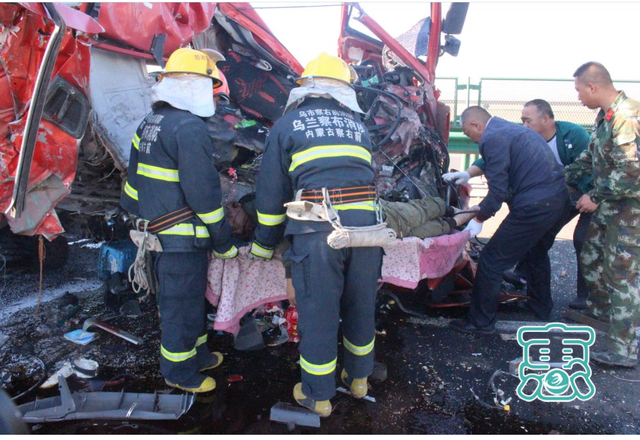 祸从天降？内蒙古的高速路面塌陷多车被困，2人死亡，多人受伤-11.jpg