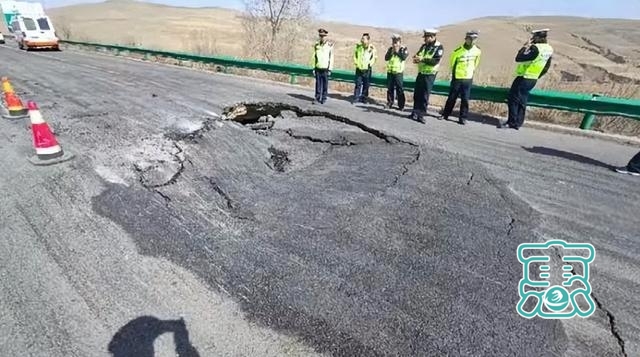 祸从天降？内蒙古的高速路面塌陷多车被困，2人死亡，多人受伤-13.jpg