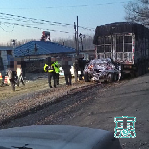 内蒙古科右前旗发生一起车祸，小车被挤压成一团，镇政府：3人受伤-1.jpg